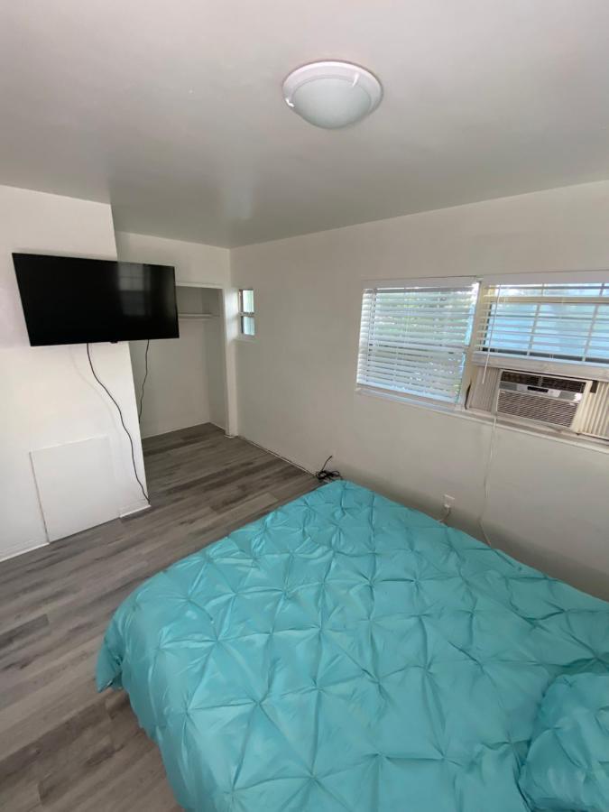Uptown Inn & Suites Сейнт Питърсбърг Екстериор снимка