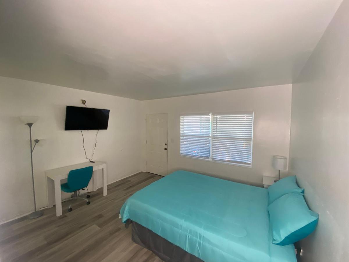 Uptown Inn & Suites Сейнт Питърсбърг Екстериор снимка