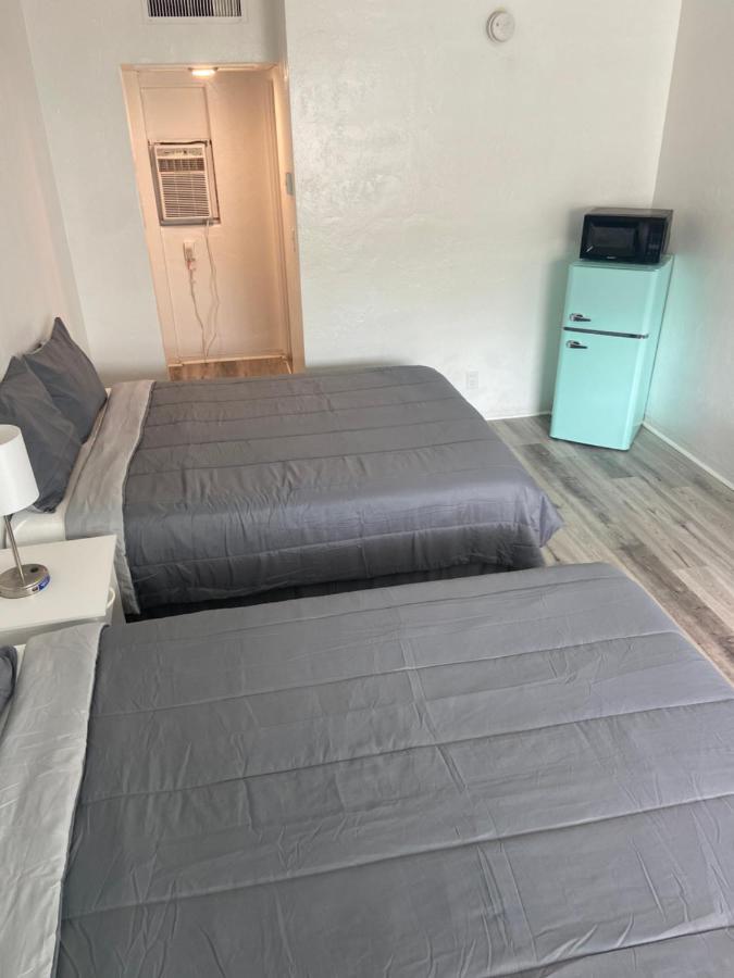 Uptown Inn & Suites Сейнт Питърсбърг Екстериор снимка