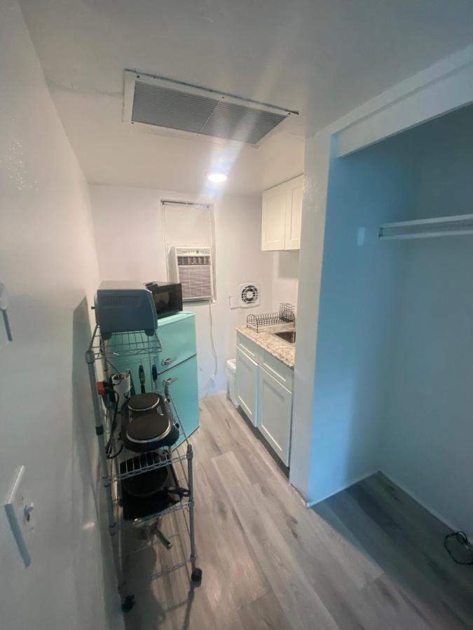 Uptown Inn & Suites Сейнт Питърсбърг Екстериор снимка