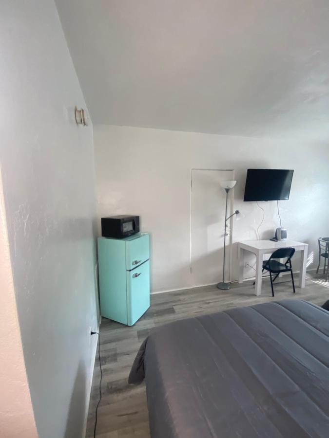 Uptown Inn & Suites Сейнт Питърсбърг Екстериор снимка