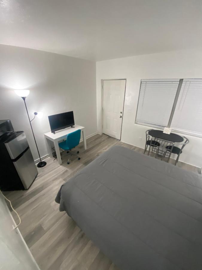 Uptown Inn & Suites Сейнт Питърсбърг Екстериор снимка